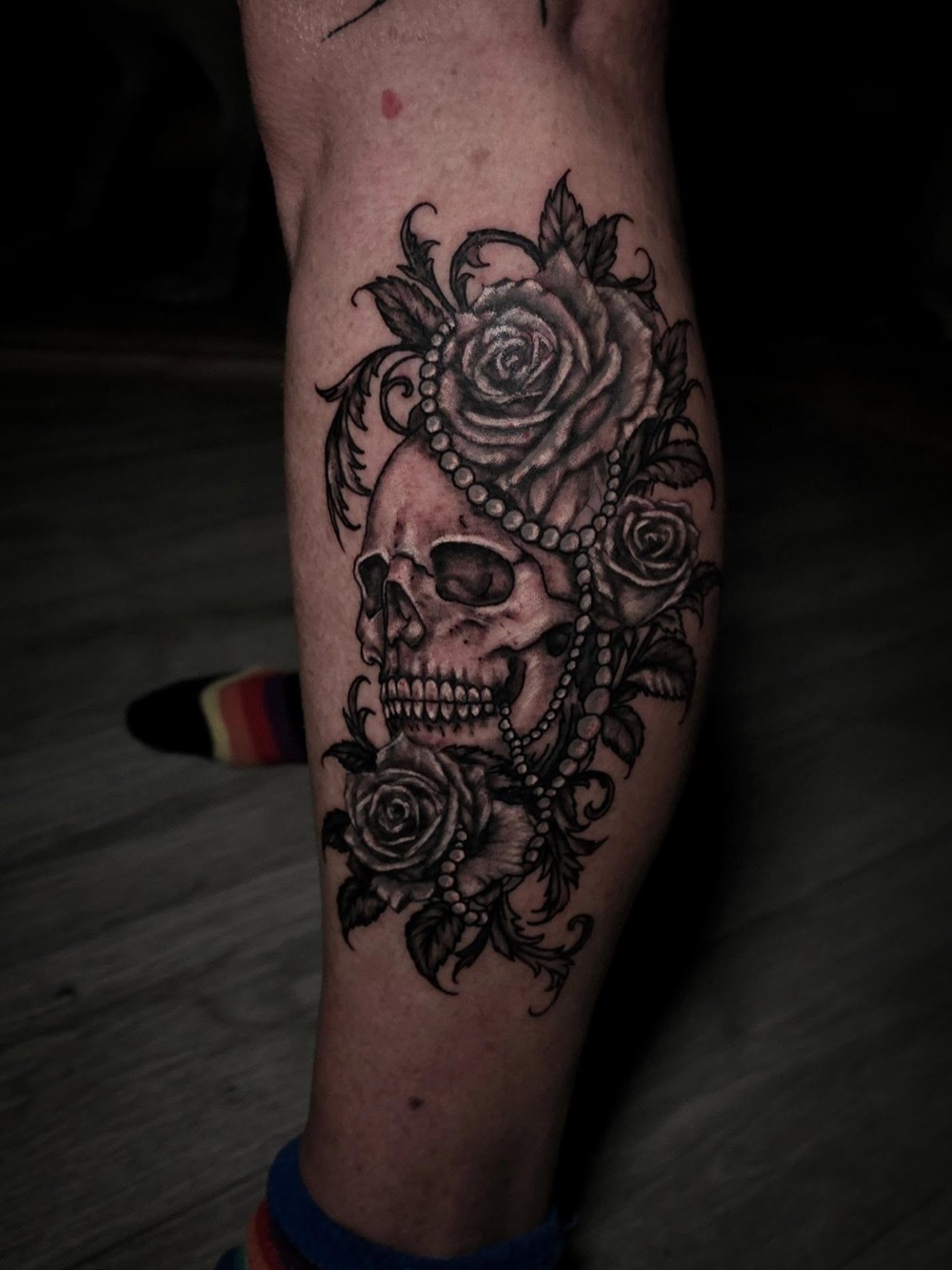 Skull with roses and pearls on a calf