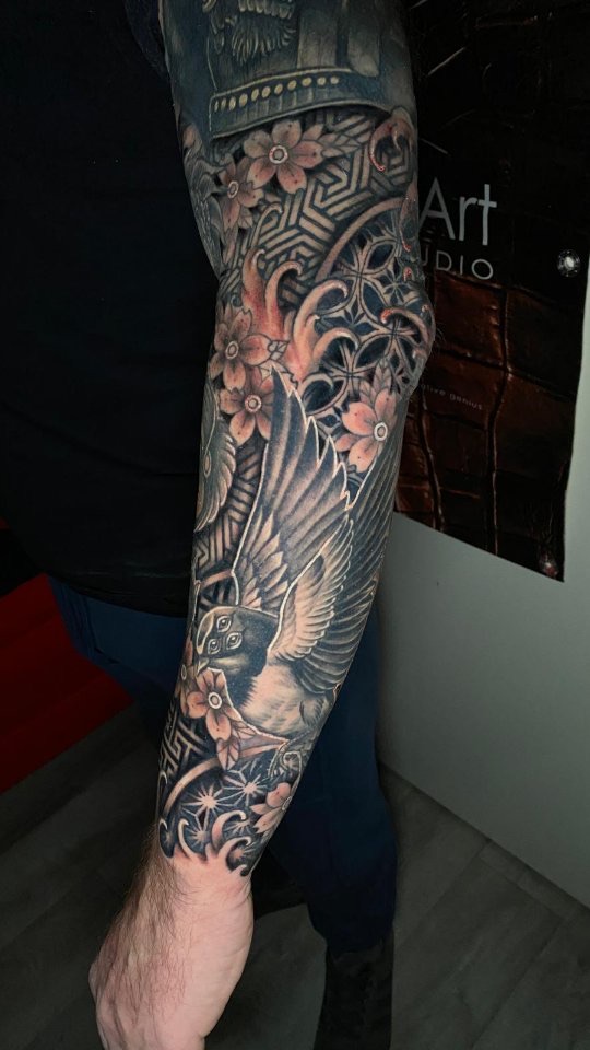 Fu dogs and geometric three-quarter sleeve